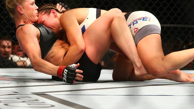 Skandal u UFC-u: Uzela naslov jer je udarala nakon zvona...