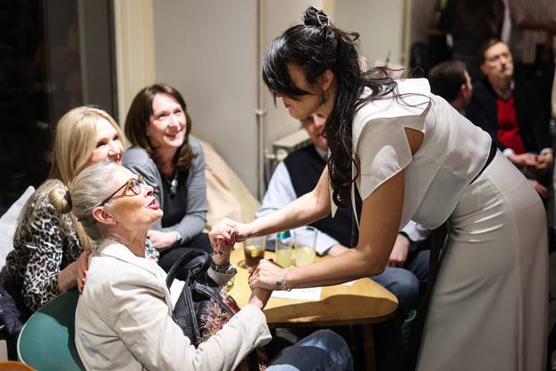 Zagreb : U caffe baru Botinačar predstavljena je knjiga s glazbom Nere Stipičević, Cvit samoće