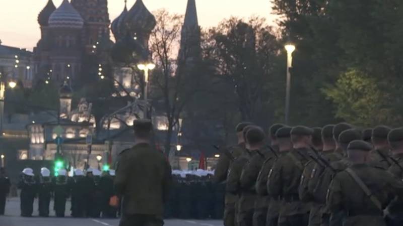 VIDEO Pogledajte pripreme za mimohod u Moskvi. Putin dovlači vojnike s fronte