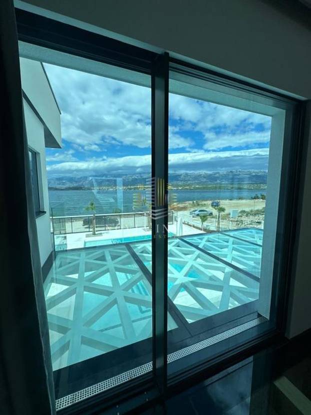 FOTO Luksuzni spektakl! Što mislite koliko stoji ova vila prvi red do mora u Novigradu?