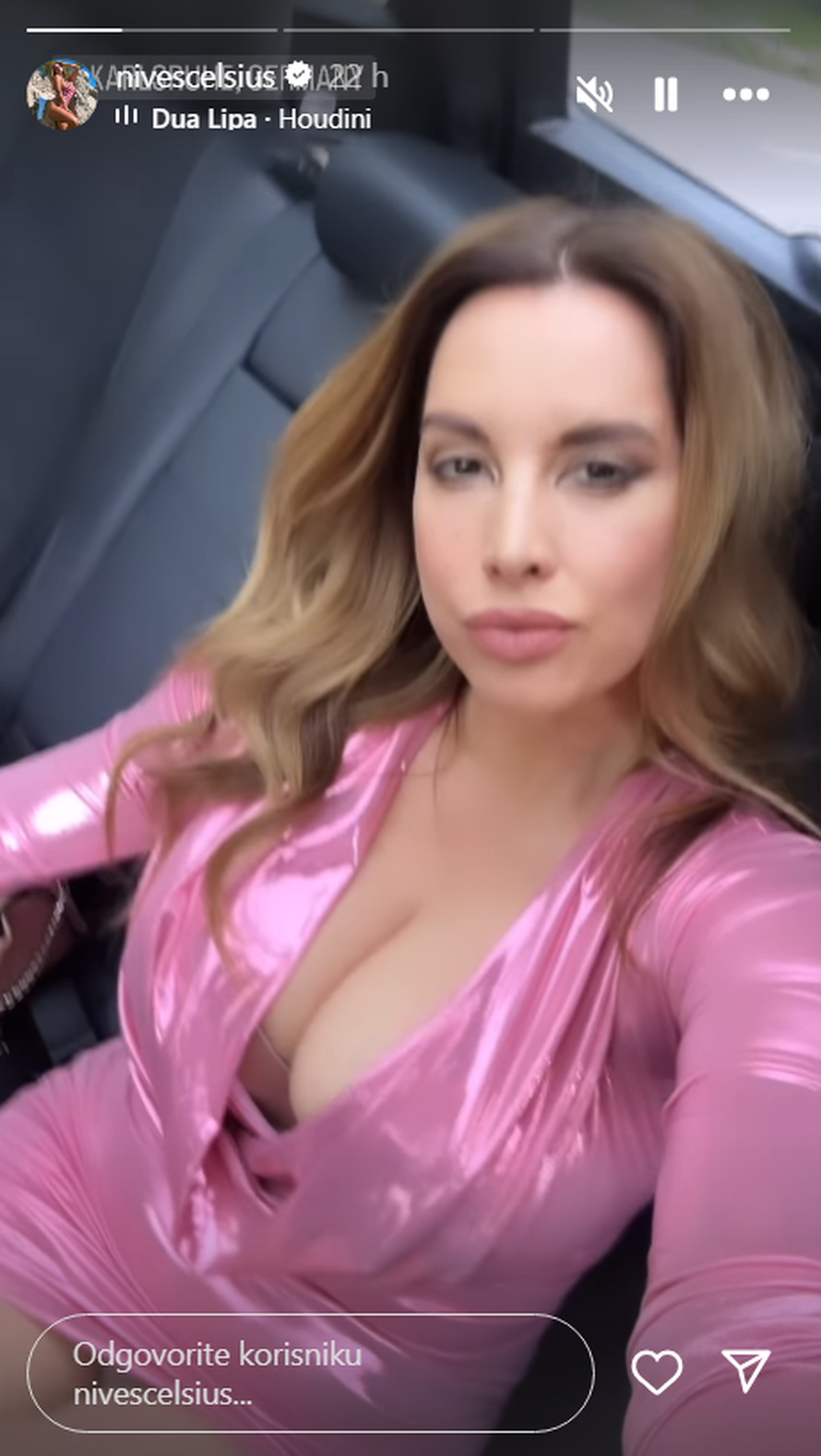 Jedva je obuzdala svoj dekolte! Nives se snimila u uskoj haljini na zadnjem sjedištu automobila