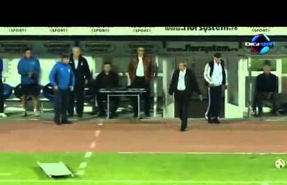 Pobješnjeli trener rumunjskog kluba bacio je nosila na teren