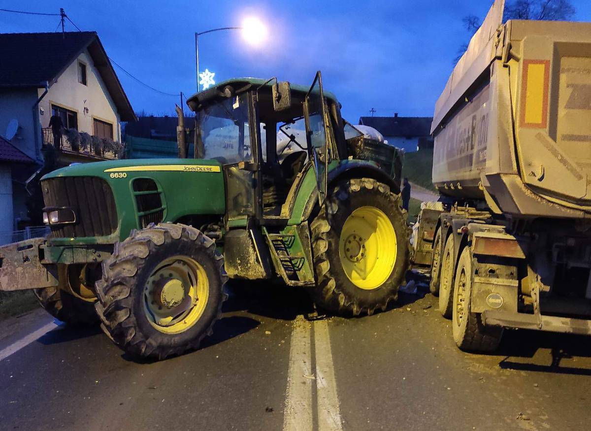 Strašna nesreća kod Našica: Kamion se zabio u traktor