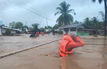 U poplavama na Filipinima poginulo je više od 30 ljudi