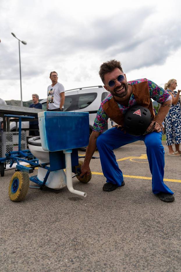 Senj: Održana 1. Senjska maškarana utrka 'Gravity race Senj 2025' podno tvrđave Nehaj