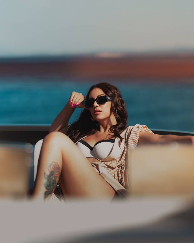 FOTO Jao, Žanamari! Pokazala crne tangice u čipkastoj haljini