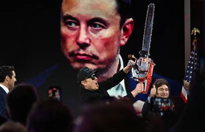 VIDEO Musk mahao motornom pilom na skupu konzervativaca, okupljeni oduševljeno vrištali