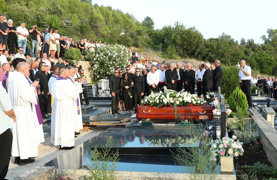 Prije četiri godine oprostili smo se od Olivera: Od Splita do Vele Luke pratile ga stotine brodica