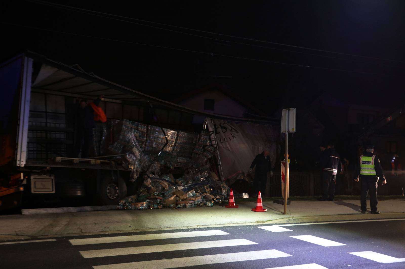 Mursko Središće: Vozač kamiona sletio s ceste i zabio se i obiteljsku kuću