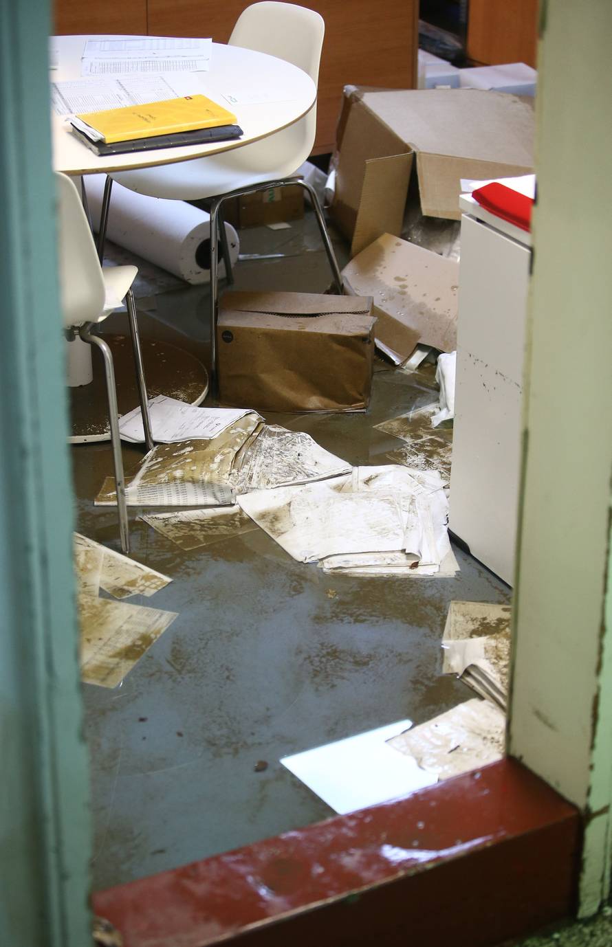 Uživo: Potop u Klaićevoj bolnici, materijalna šteta je velika