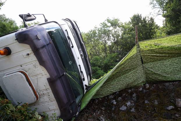 Jastrebarsko: Kamion probio ogradu kuće za odmor