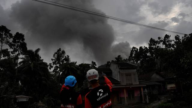Loše vrijeme znatno otežava potragu za nestalima nakon erupcije vulkana u Indoneziji