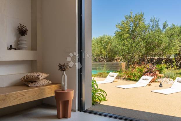 FOTO Nikad viđeno! Prodaje se vila na Šolti. Stoljetna maslina vam raste kraj kauča. Evo cijene