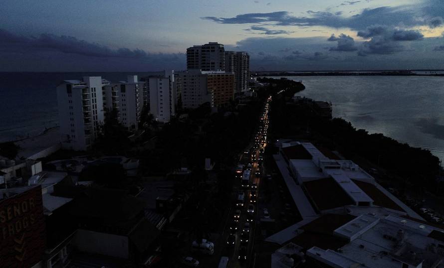 Power grid collapse triggers blackout across southeastern Mexico