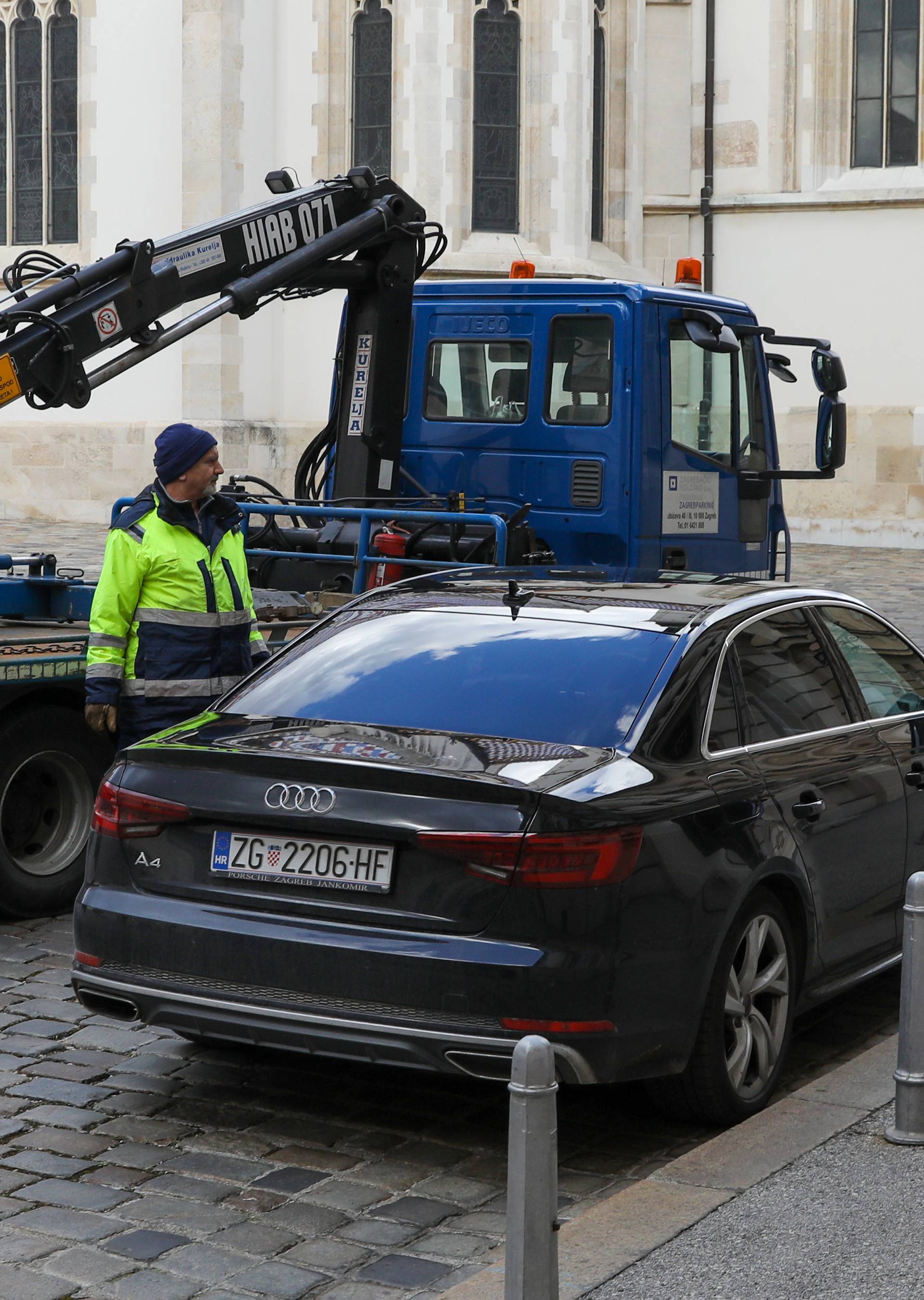 Beljak parkirao pred Saborom, došao pauk: 'Ma evo 5 minuta'