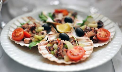 Poslovni ru&ccaron;ak uz besplatan parking - Gastro Globus!