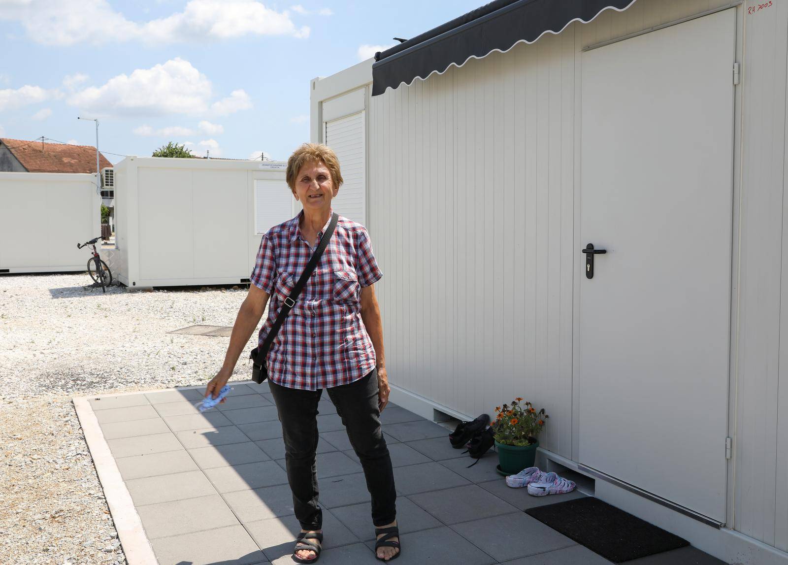 Zdenka zbog potresa živi u kontejneru: 'Traže da platim pričuvu, a zgrada je za rušenje'