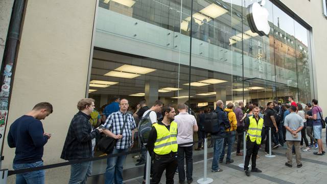 Sales of iPhone 7 begin