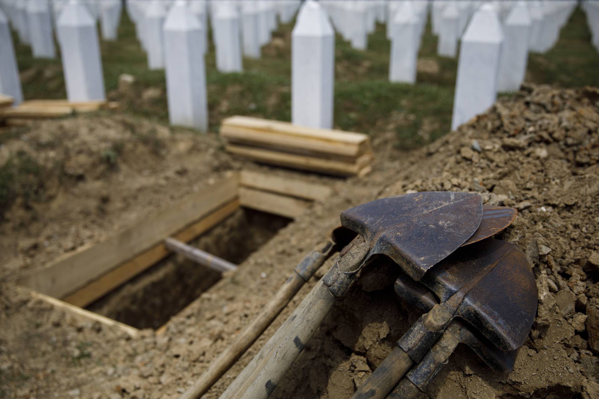 Ispratili posmrtne ostatke 19 žrtava genocida, Dodik odbio sudjelovati, pozvao na bojkot