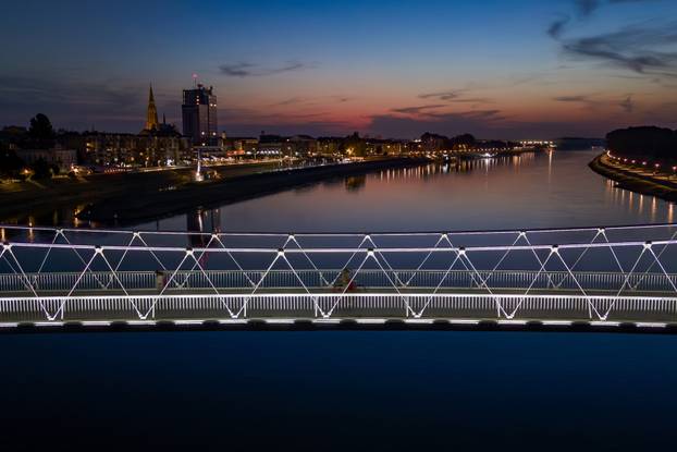 Pogled iz zraka na Osječki most koji svijetli novom dekorativnom rasvjetom 