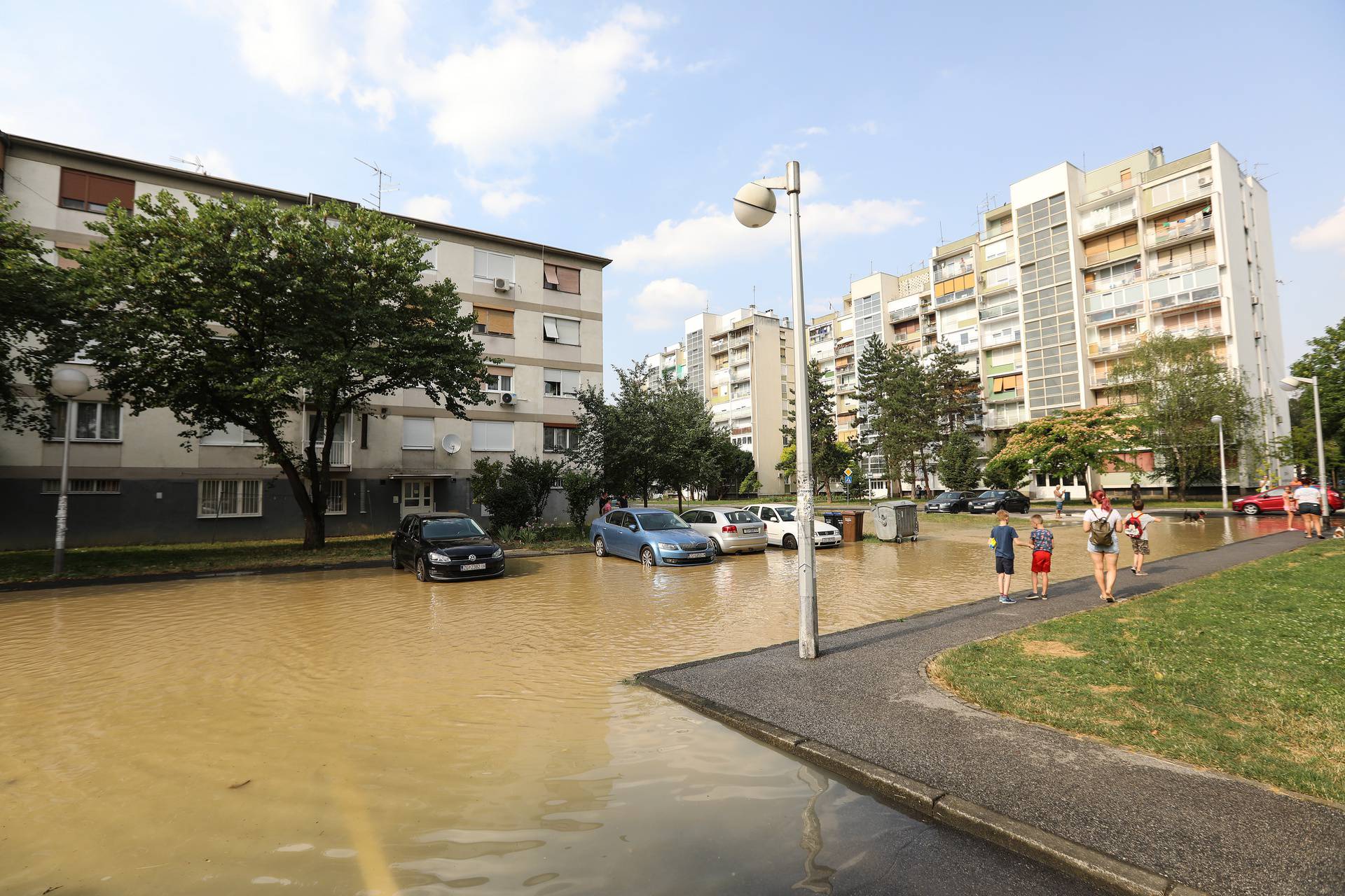 Zagreb: U Gajnicama pukla cijev, poplavila cijelu ulicu