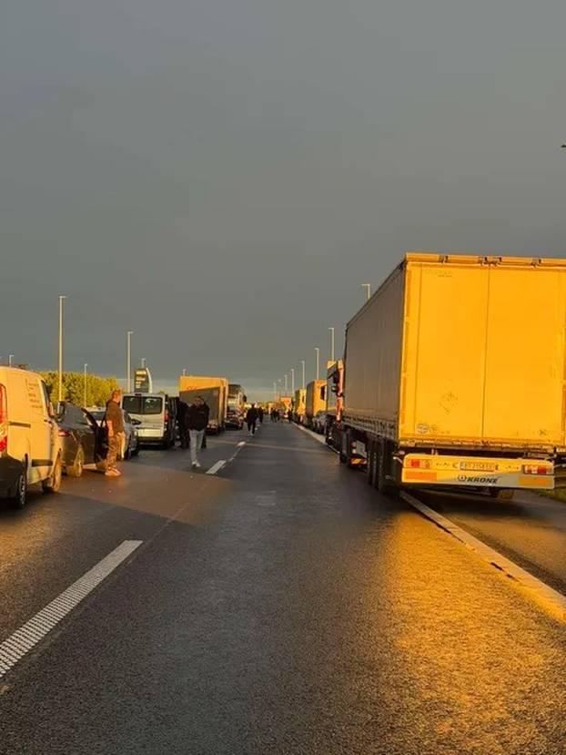 Pogledajte kaos na A3 zbog prevrnutog kamiona: Čekamo satima. Možda dočekamo jutro