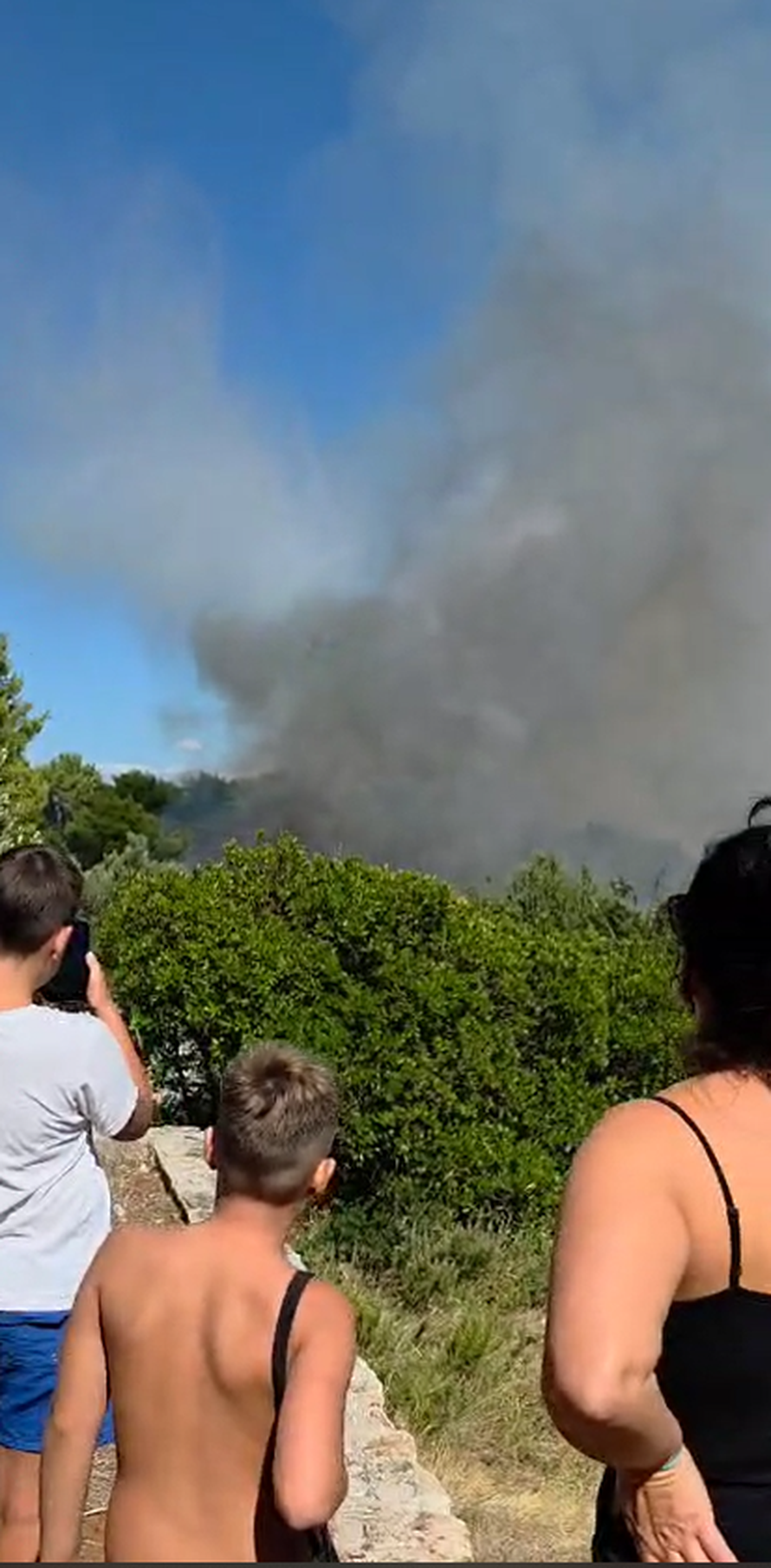 VIDEO Vatrogascima na Šolti stigla ispomoć: 'Za sad ne gori, ali dežurat ćemo kroz cijelu noć'
