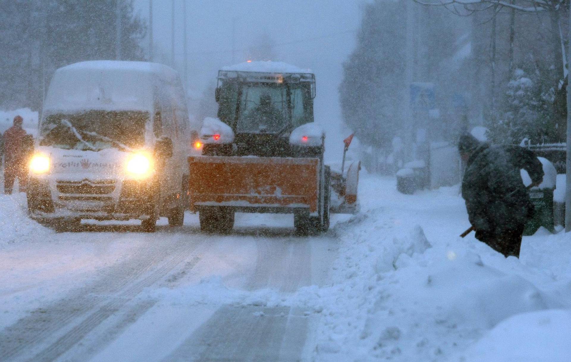 ARHIVA - Zagreb: Ralice ?iste velike koli?ine snjega na gradskim prometnicama