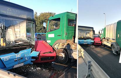 Auto zdrobljen između autobusa i kamiona na Mostu slobode: 'Čovjek je izašao sav krvav'