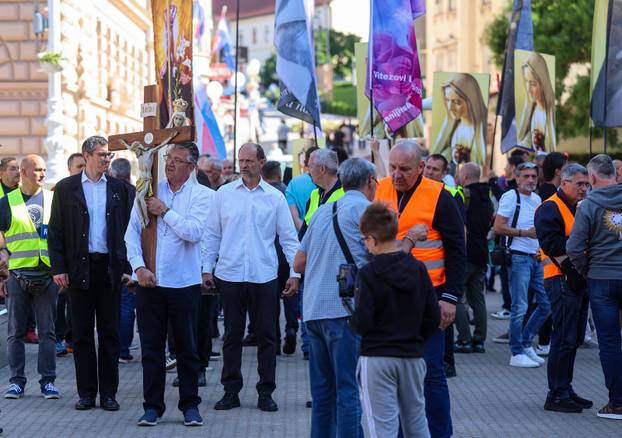 Zagreb: Molitelji na glavnom gradskom trgu