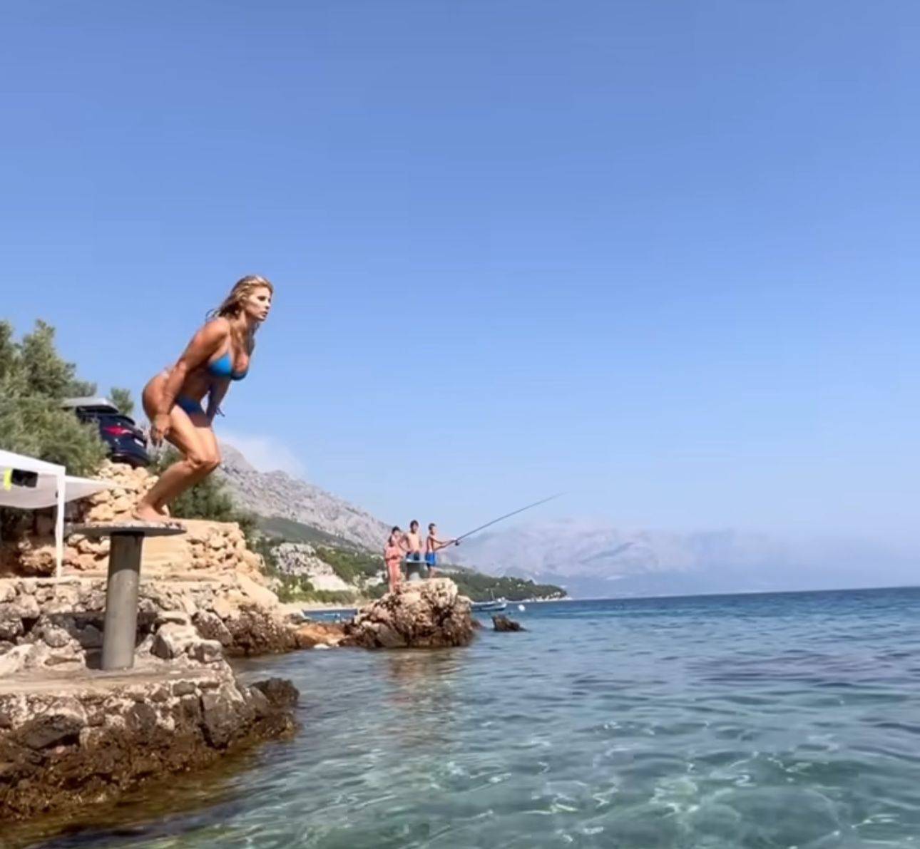 Ljeto je počelo! Zgodna mama Hajdukovca 'uskočila' u tange pa izvela još jedan skok u more