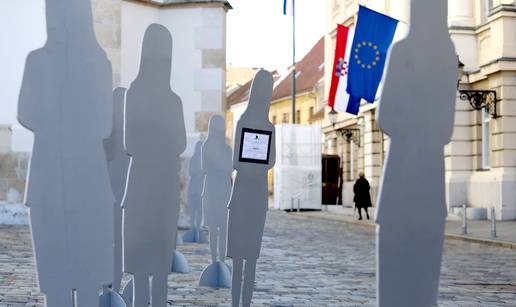 Pred Saborom osvanule siluete ubijenih žena kao i osmrtnice...