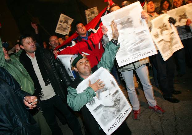 ARHIVA - Zagreb: Prosvjedi diljem zemlje zbog uhićenja Gotovine, razbijen i prozor na zgradi Vlade