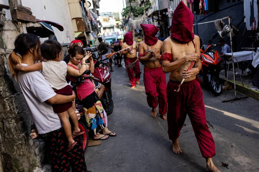Filipino Catholics perform self-flagellation for Lent