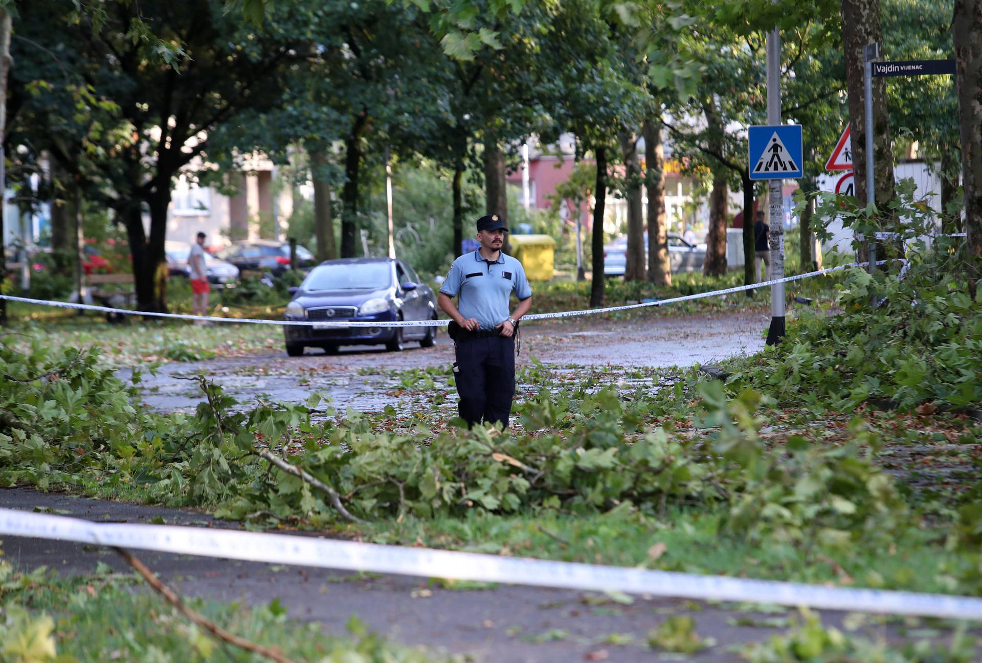 Zagreb: U jakom nevremenu koje je pogodilo grad jedna osoba je smrtno stradala 