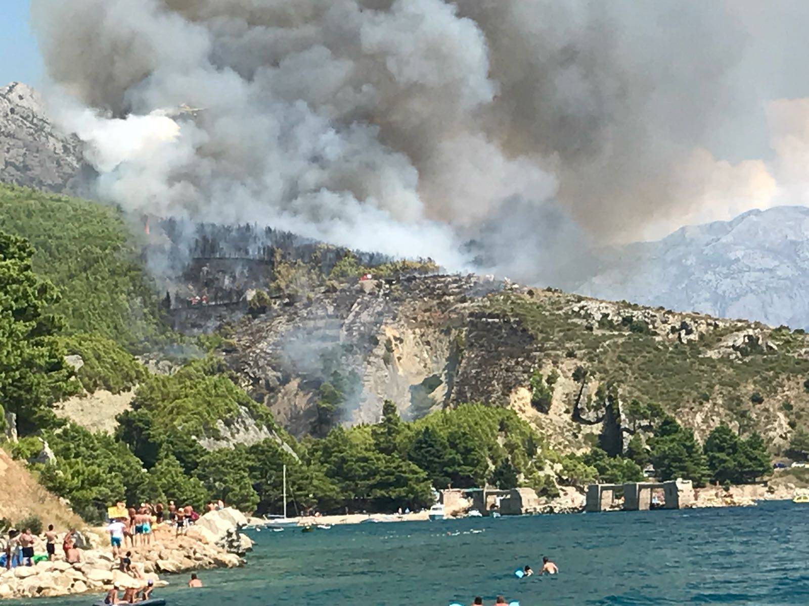 Vatra se širi: Dvije kuće skoro izgorjele, turisti spašavali aute