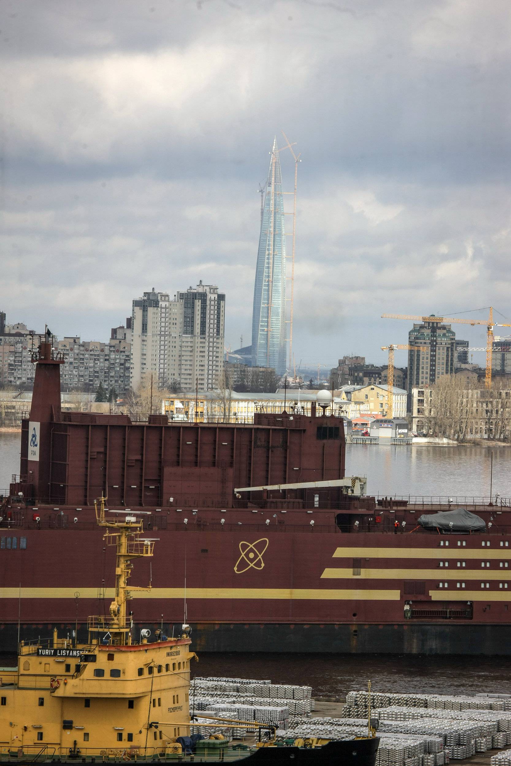 The "Akademik Lomonosov", the worldâs first floating nuclear power plant, leaves St. Petersburg under tow, towards Murmansk