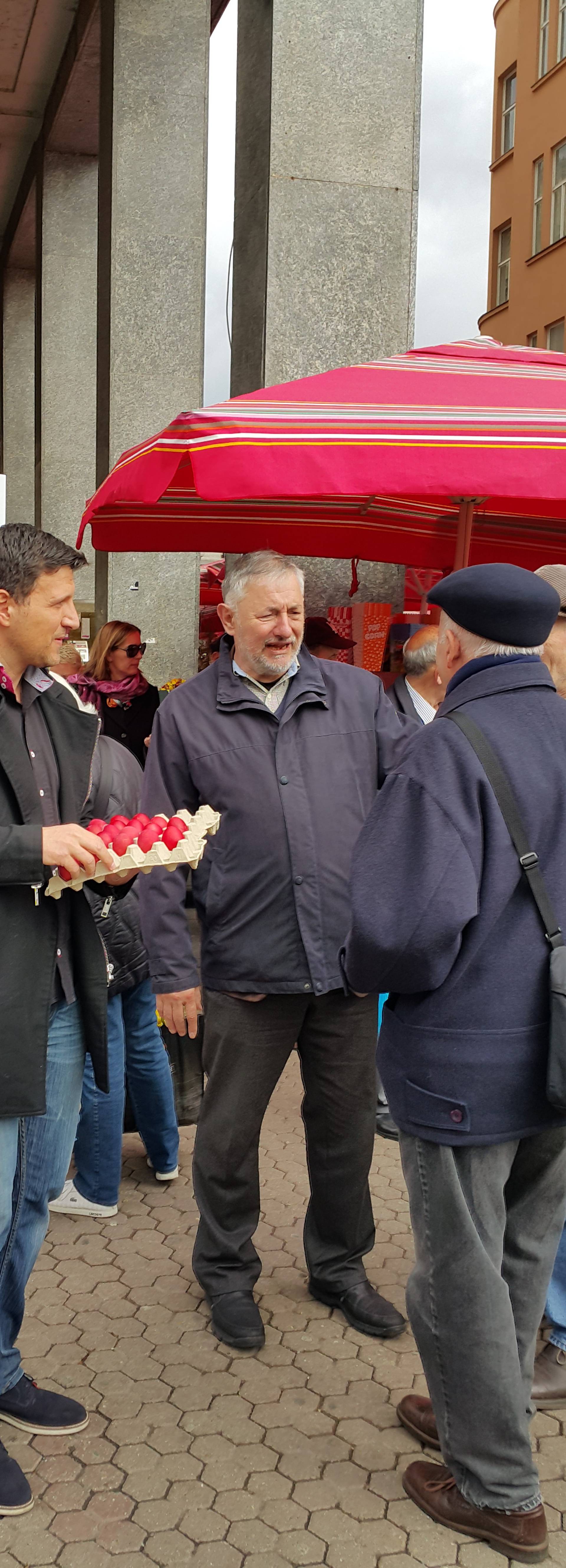 U dva dana spremili  2500 pisanica i podijelili ih na Trgu