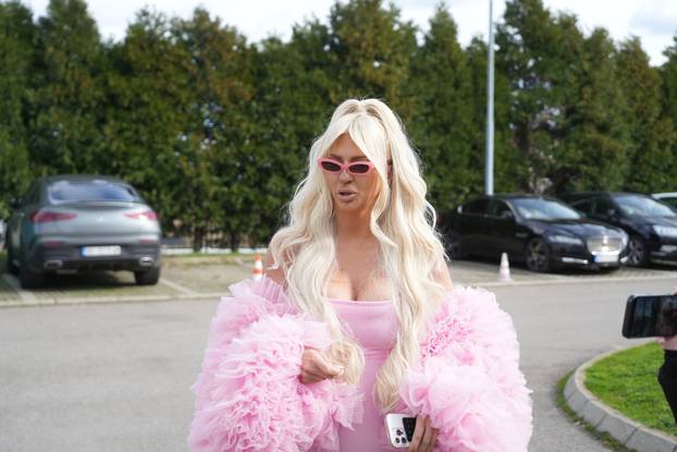 Beograd: Jelena Karleuša dolazi na snimanje emisije "Pinkove zvezde" 