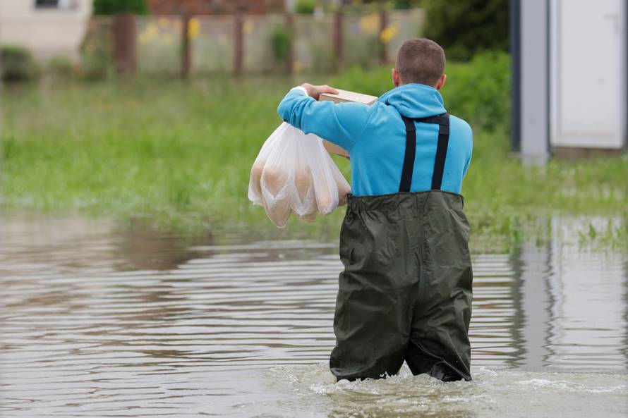 Karlovac: Vatrogasci i Crveni križ dostavljaju kruh građanima koji su u svojim kućama
