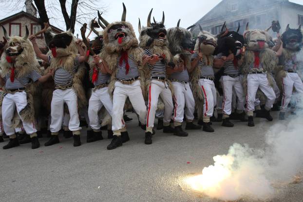 Rijeka: Doček Halubajskih zvončara u centru grada