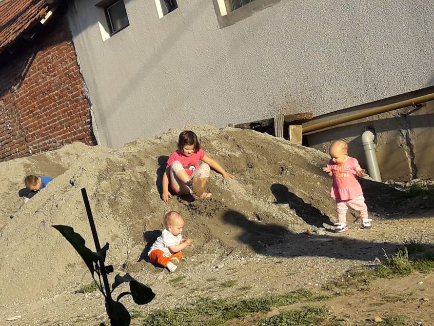 Obitelj 1. hrvatskih sijamskih blizanki: 'One su naša sreća. Ma kakva korona, prošli smo i gore'