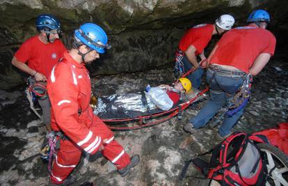 Dječak pao u jamu duboku 10 m, spasili ga GSS-ovci