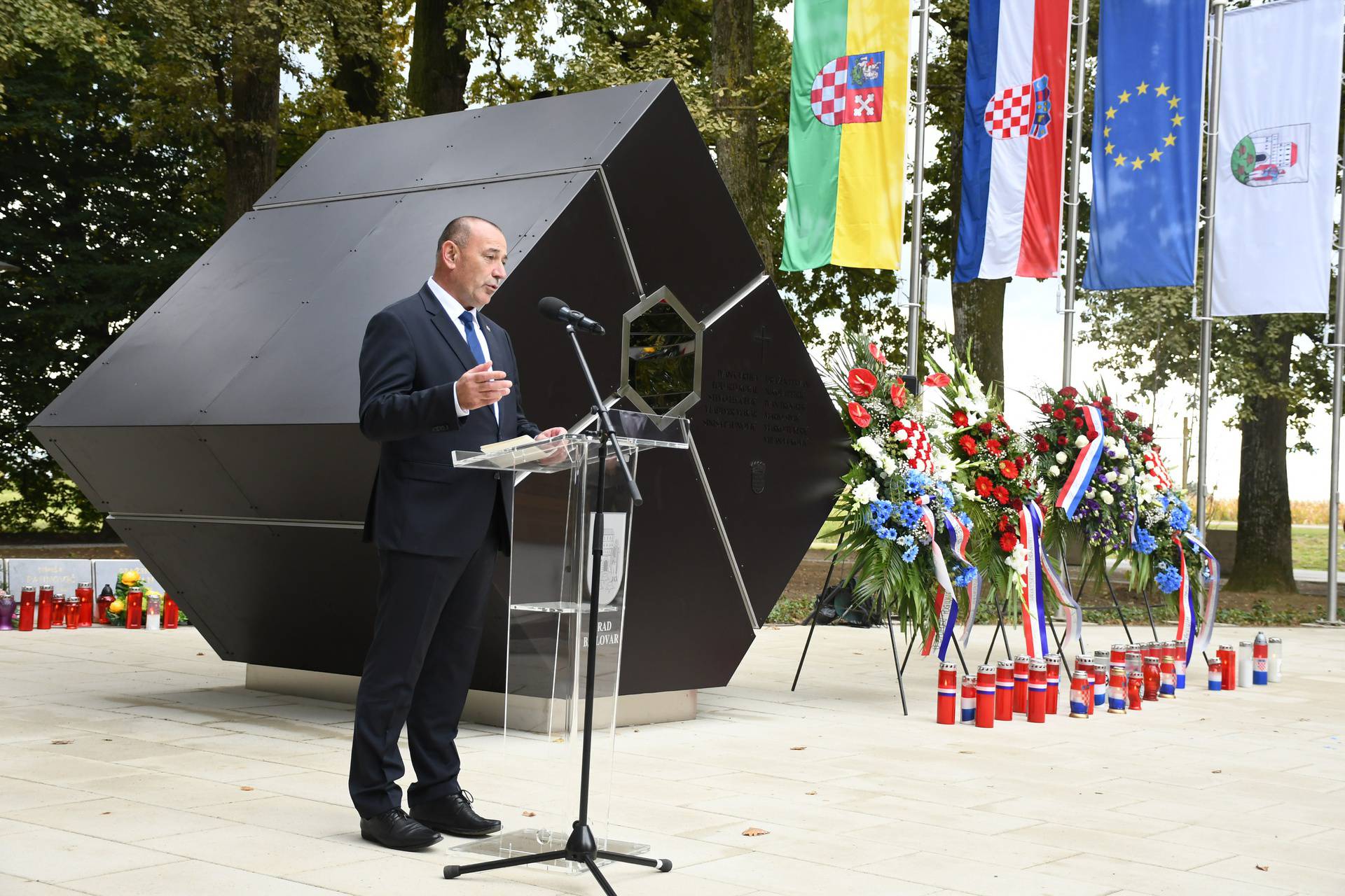 Predsjednik Milanović položio vijenac na Barutani, te sudjelovao na svečanoj sjednici Grada Bjelovara