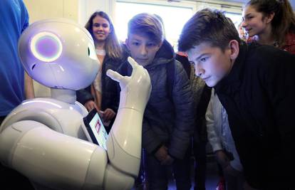 Dajemo djeci robote kako bi naučila izrađivati nove izume...