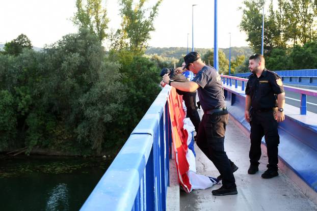 Petrinja: Postavljena velika zastava RH povodom 31.obljetnice VRO Oluje na mostu preko rijeke Kupe