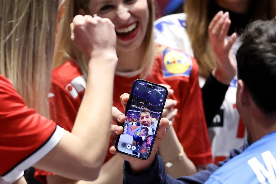 Malmo: Hrvatski rukometaši ipak najviše vole proslavu ulaska u polufinale uz poljupce svojih partnerica i zagrljaje obitelji