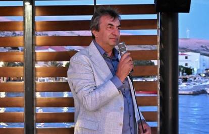 Ovo je HDZ-ov kandidat koji je cijeli dan stajao ispred biračkog mjesta na Pagu: 'Sad je izgubio'