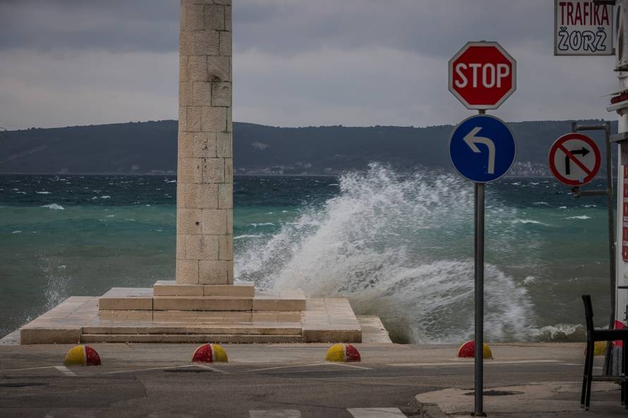 Kaštela: Olujno jugo podiglo valove