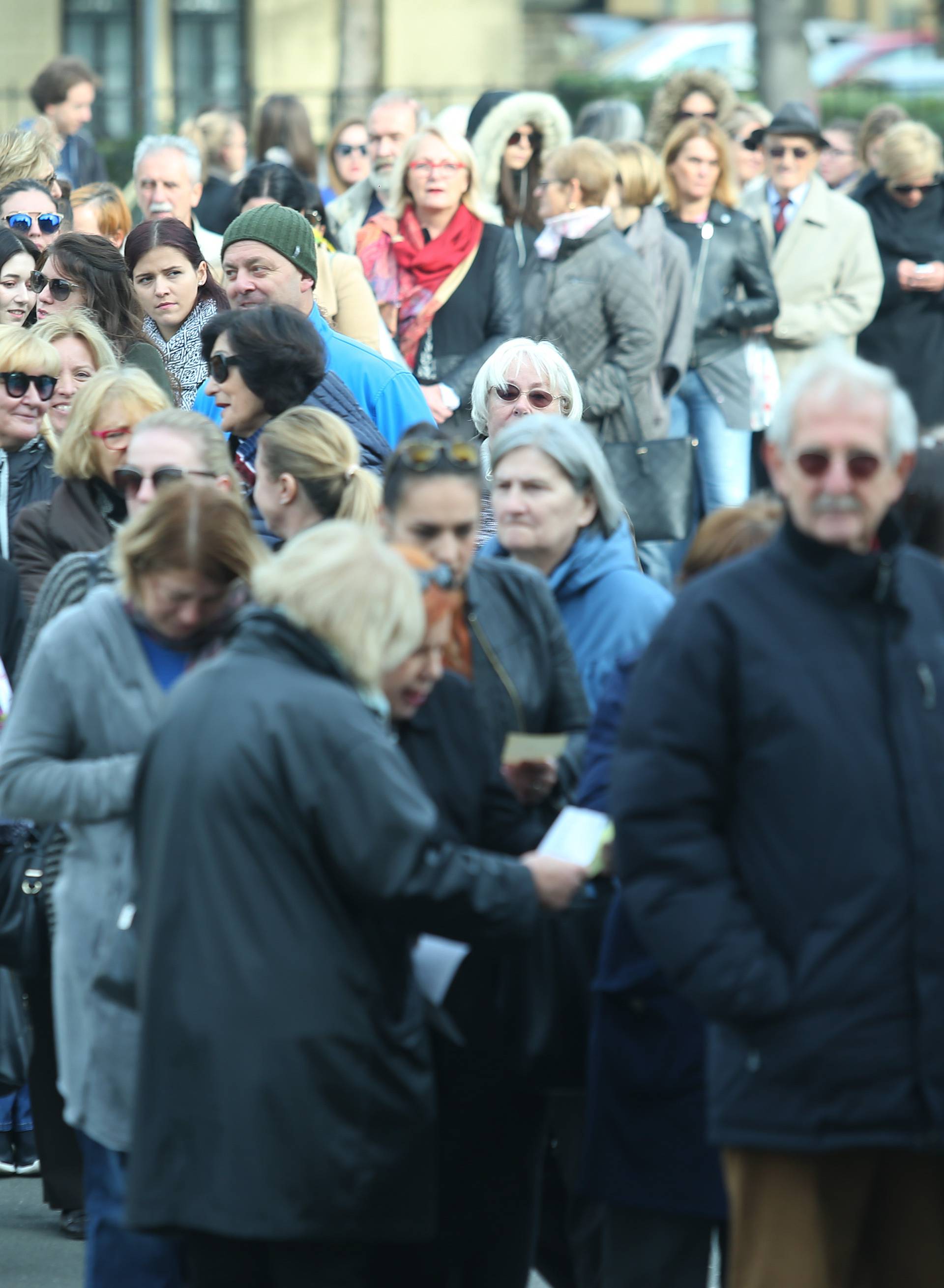 Ispred zagrebačkog HNK more ljudi čekalo u redu: Evo i zašto